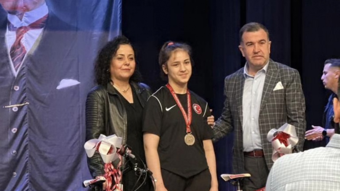 Öğrencimiz U15 Türkiye Güreş Şampiyonasında Türkiye 2.si Olmuştur. 